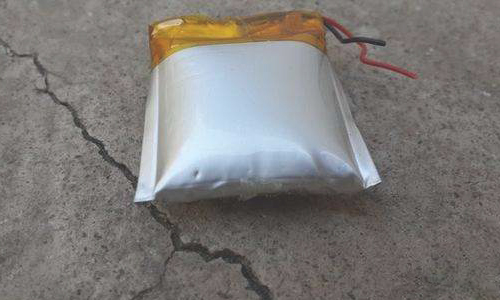<b>鋰電池鼓包的原因，鋰電池包鼓包了還能用嗎?</b>